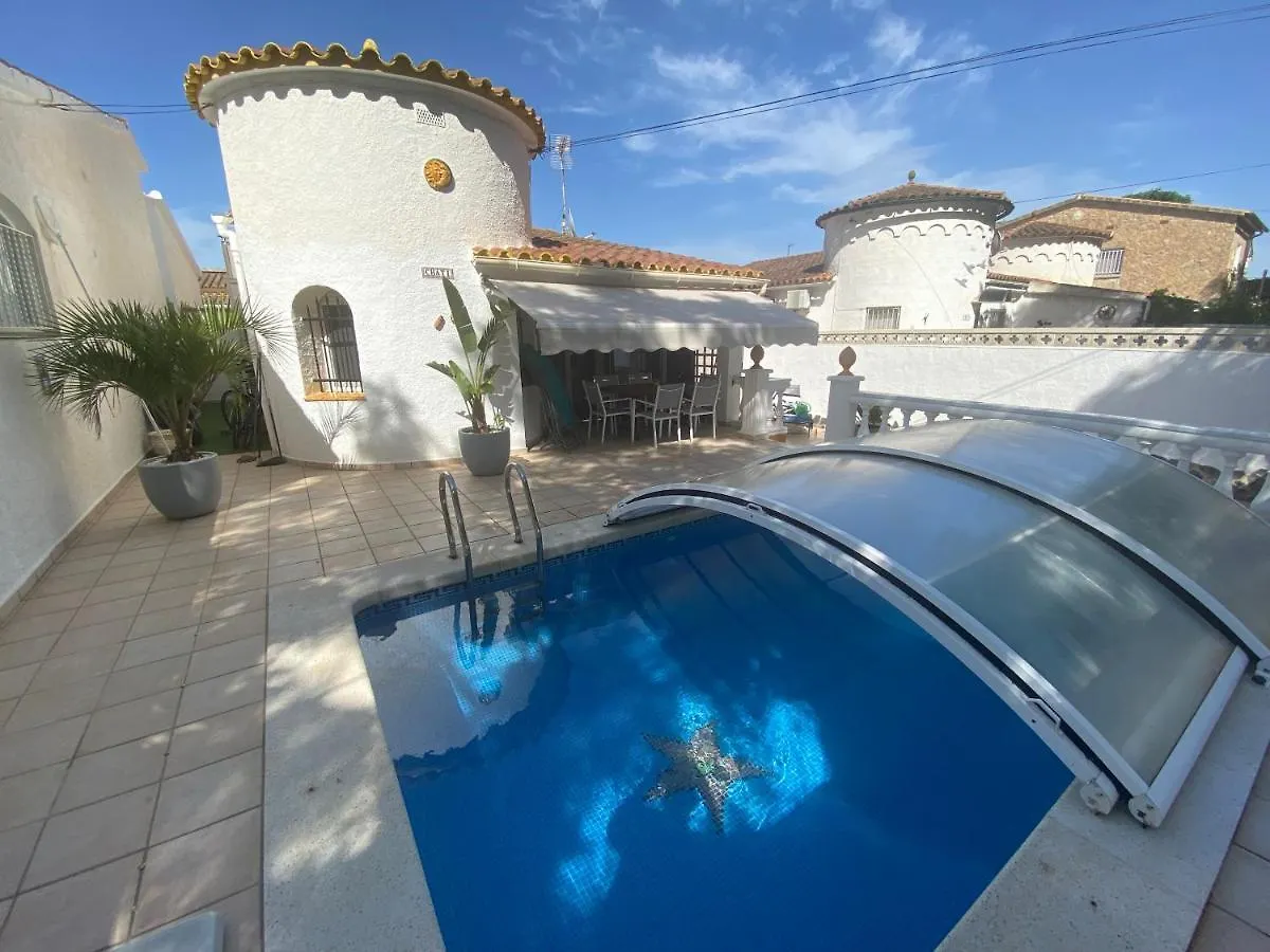 Holiday home Xalet Amb Piscina Privada Villa Empuriabrava