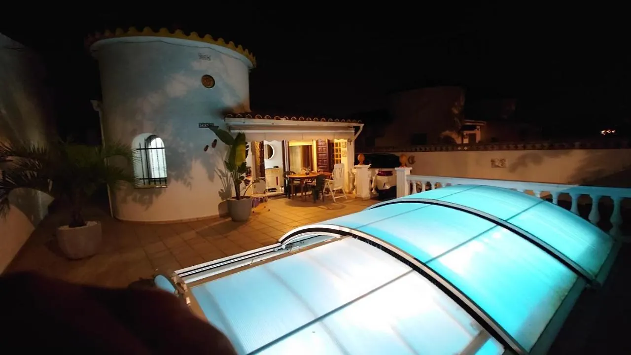 Holiday home Xalet Amb Piscina Privada Villa Empuriabrava Spain