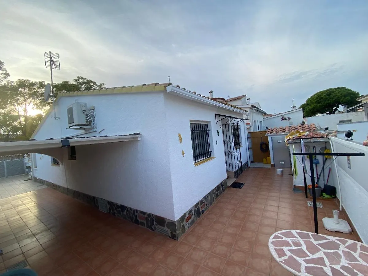 Holiday home Xalet Amb Piscina Privada Villa Empuriabrava
